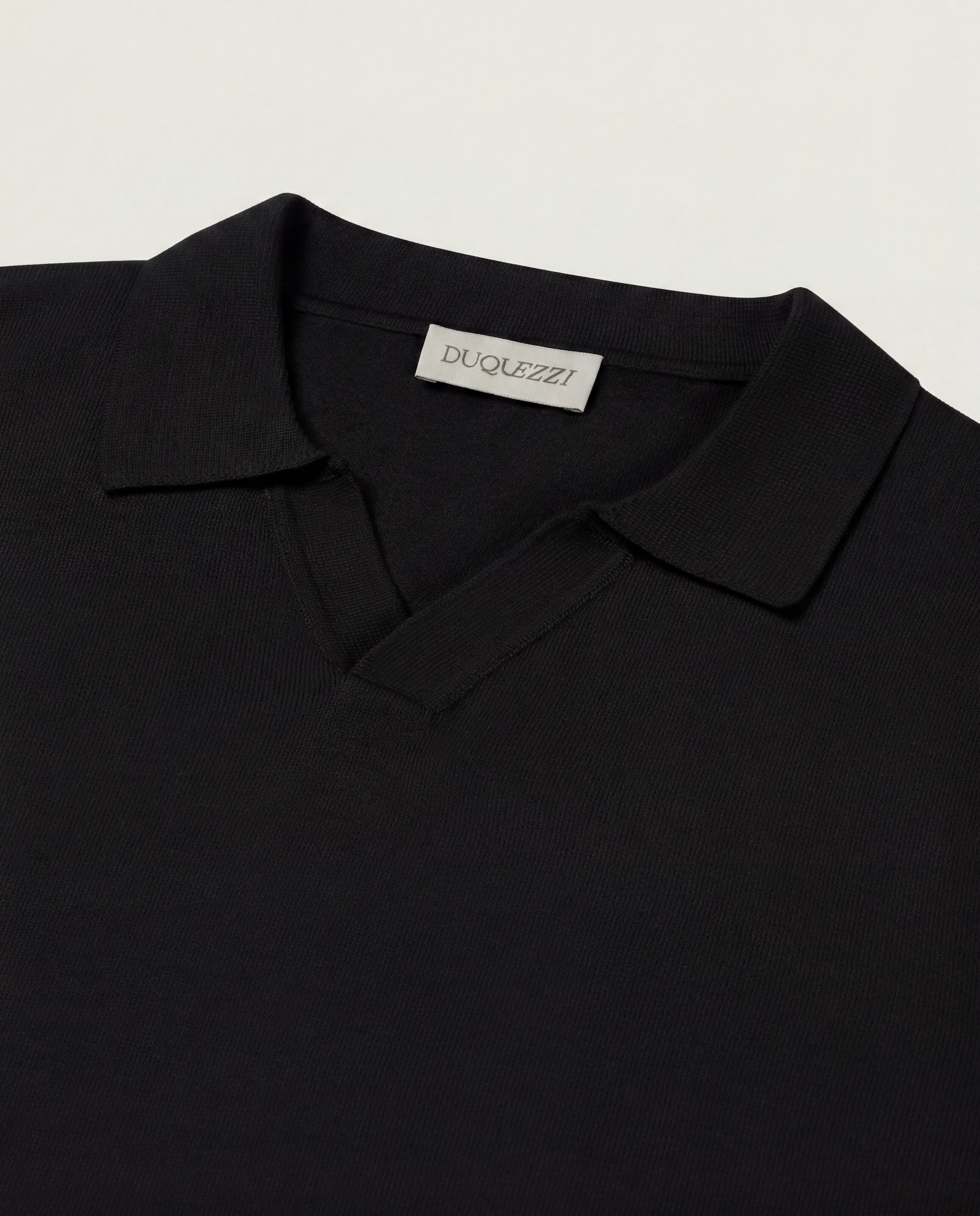 DUQUEZZI MERINO BUTTONLESS POLO | Black