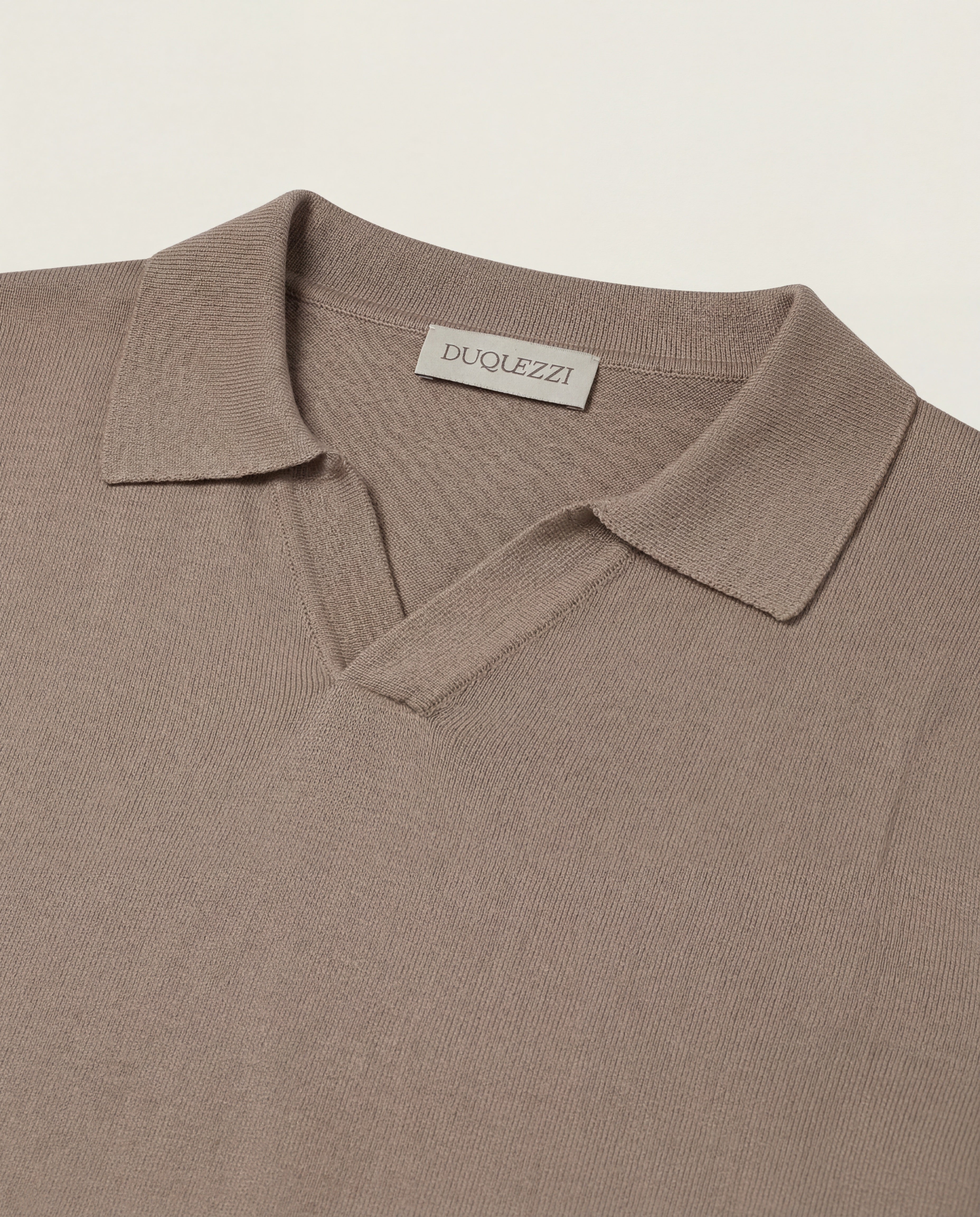 DUQUEZZI MERINO BUTTONLESS POLO | Taupe